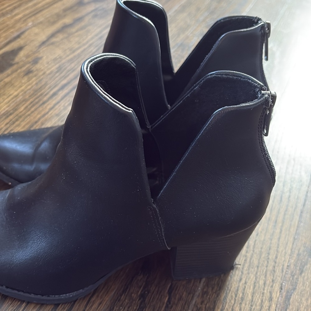 Ladies black ankle zip-up booties by Sand and Stone (size9) - Picture 4 of 5